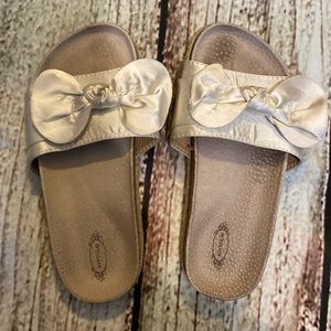 Joyfolie ecru satin and leather slides